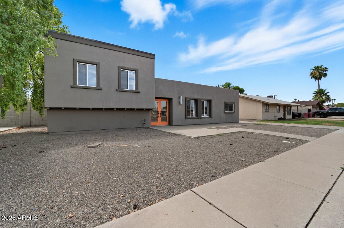 8437 East Thomas Road Scottsdale, AZ 85251 - Photo 5 of 55 a house view with a outdoor space