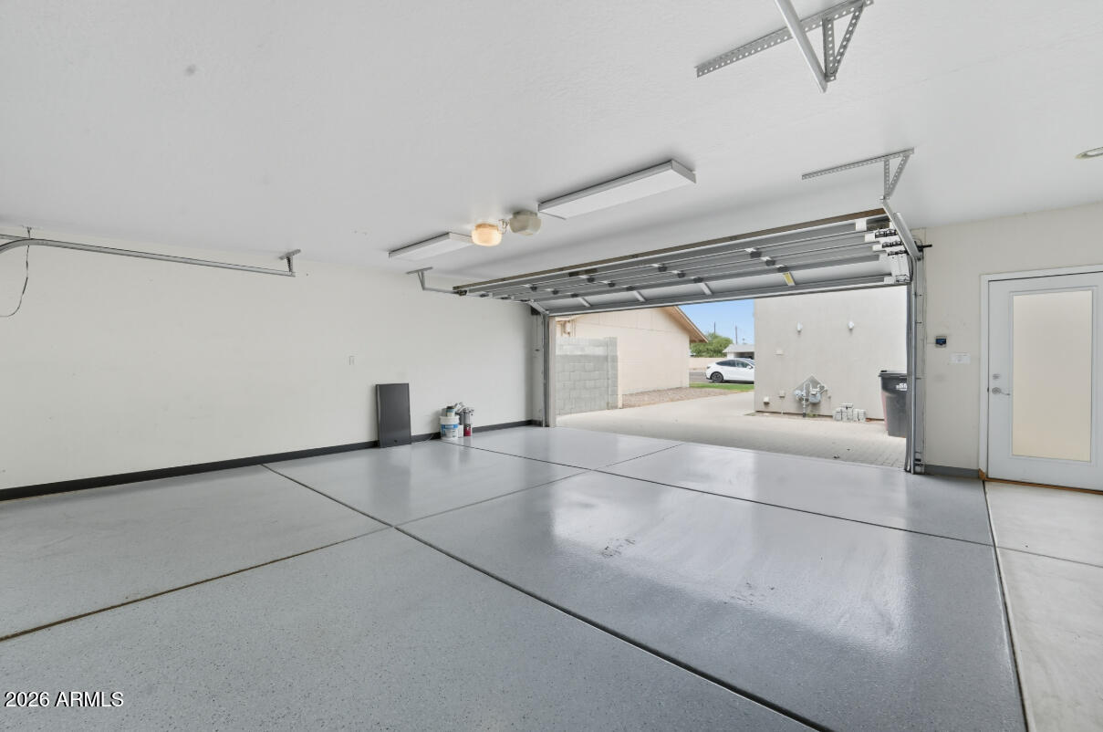 8437 East Thomas Road Scottsdale, AZ 85251 - Photo 54 of 55 a view of a garage