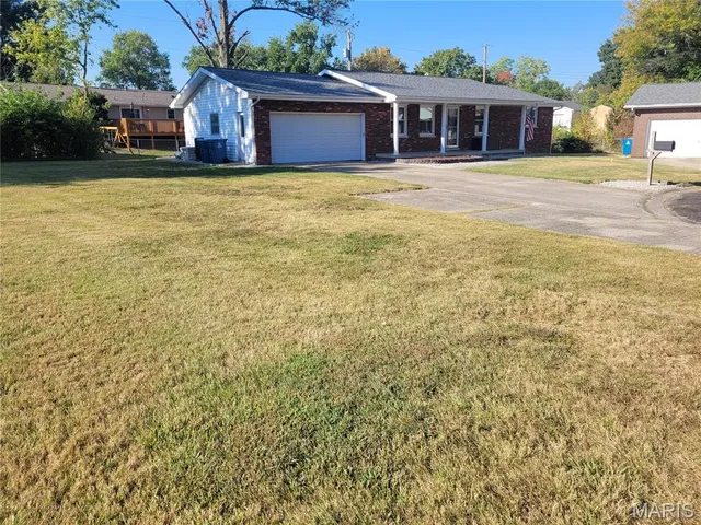 $235,000 | 20 Pin Oak Drive, Highland, IL 62249