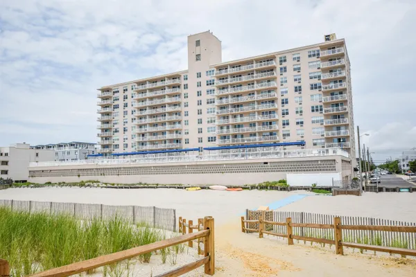 $1,950 | 9400 Atlantic Avenue, Unit 410, Margate City, NJ 08402