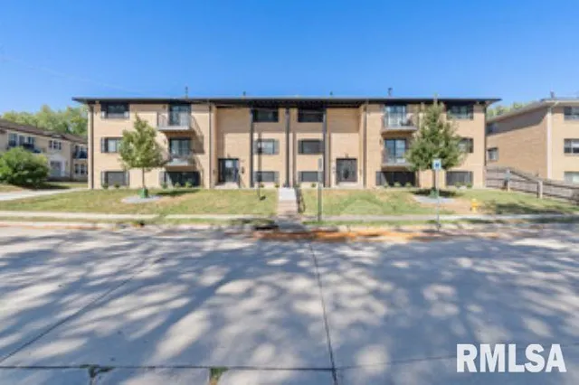 $995 | 1646 West 42nd Street, Unit 3, Davenport, IA 52806