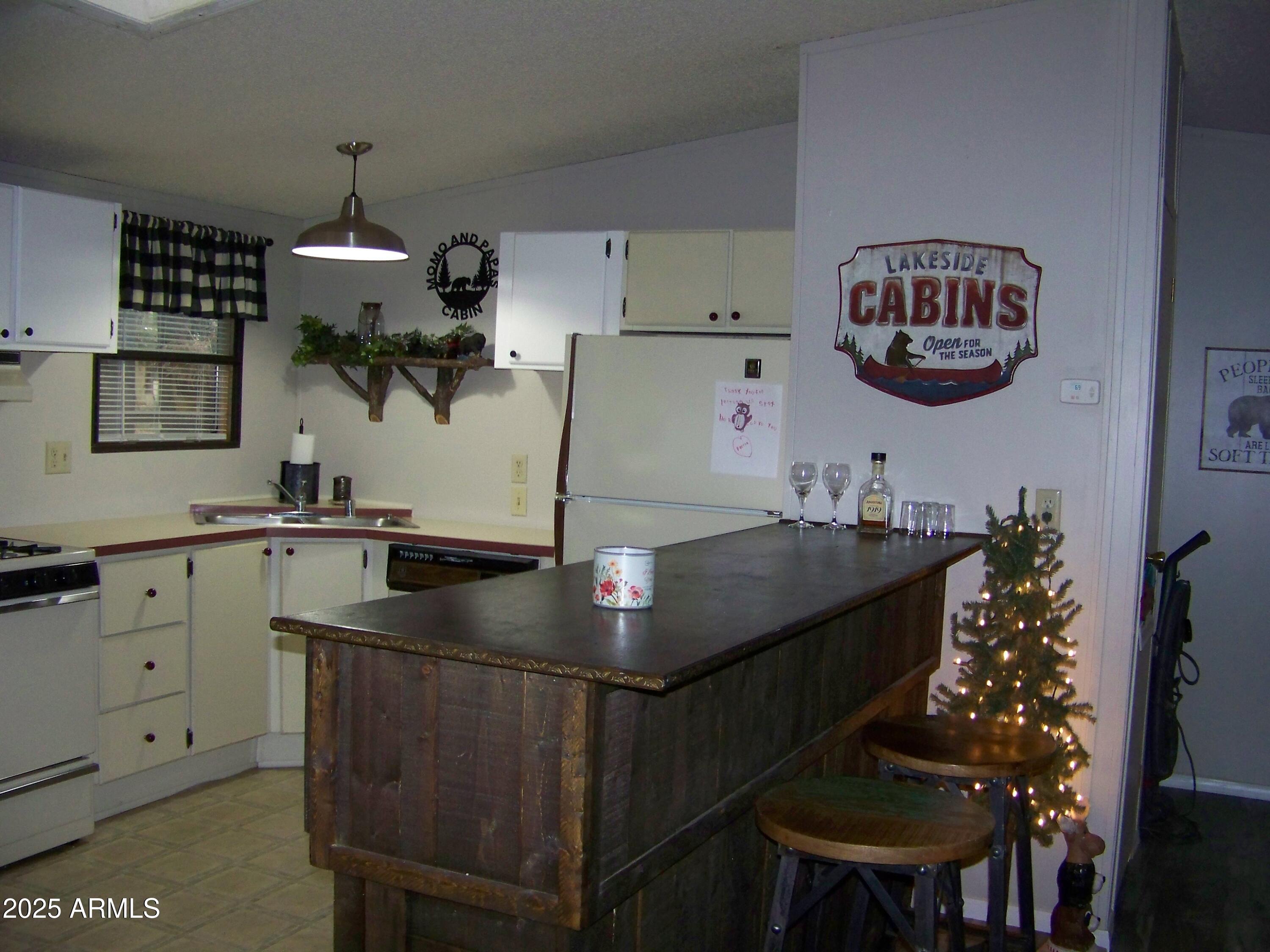 1167 White Tail Lane Pinetop, AZ 85935 - Photo 7 of 58 a kitchen with a table and chairs in it