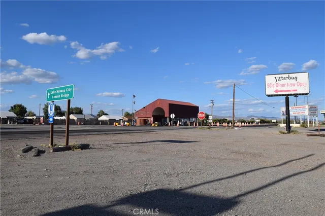 a view of a parking area