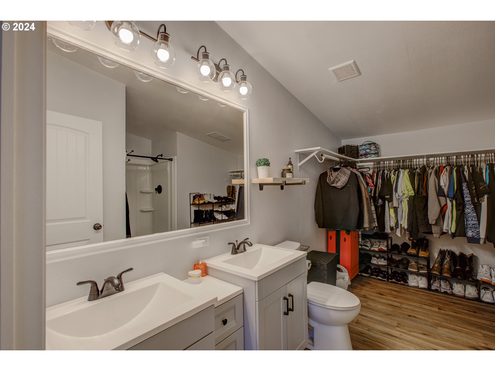 929 Northeast Rifle Range Street Roseburg, OR 97470 - Photo 22 of 48 a bathroom with a sink vanity and mirror