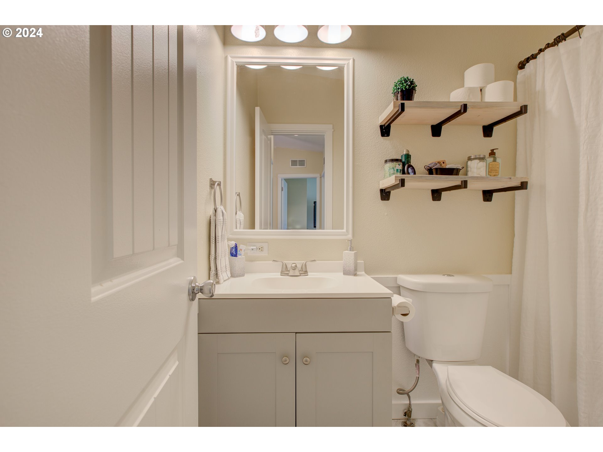 929 Northeast Rifle Range Street Roseburg, OR 97470 - Photo 30 of 48 a bathroom with a sink a toilet and mirror