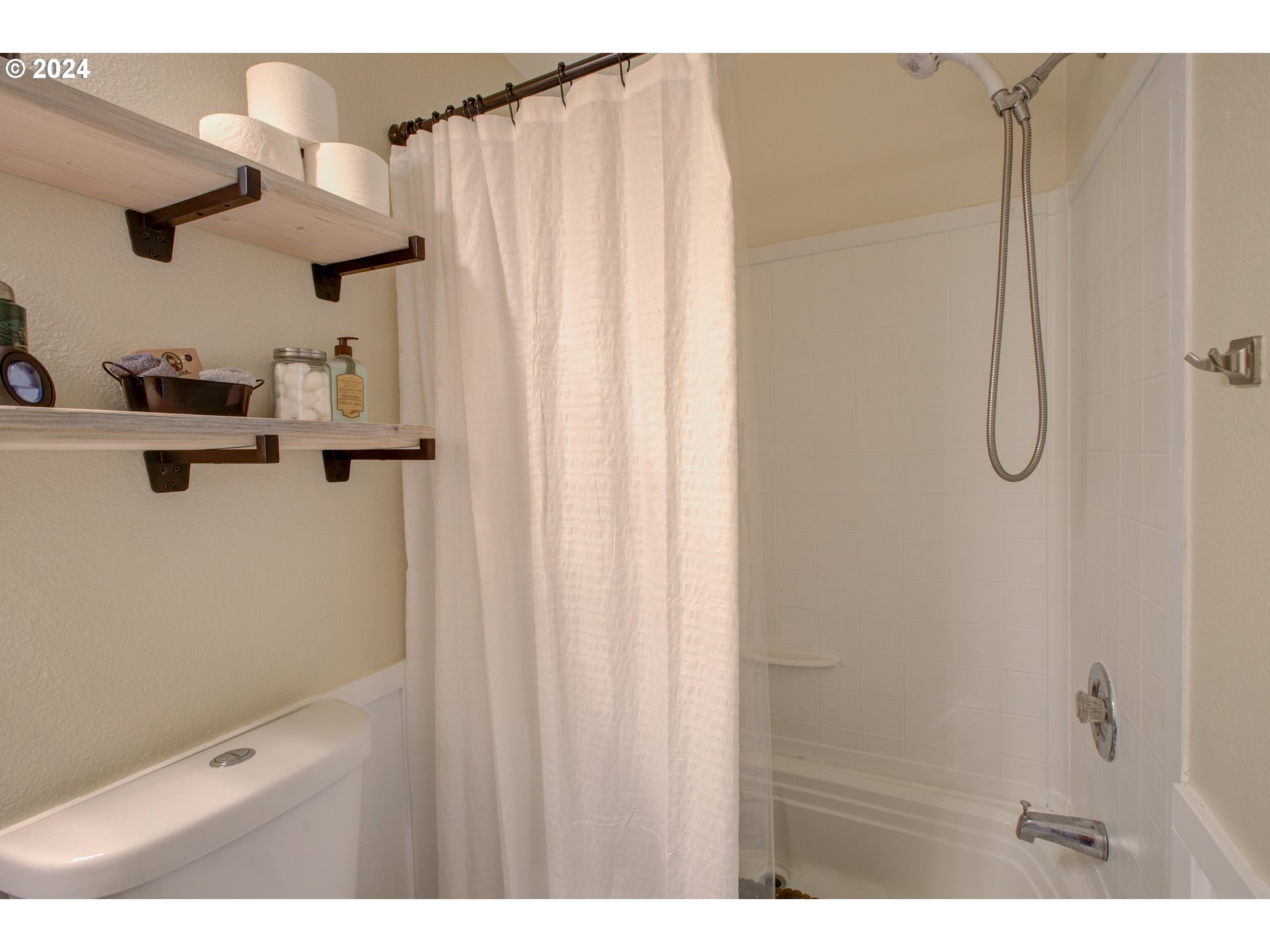 929 Northeast Rifle Range Street Roseburg, OR 97470 - Photo 31 of 48 a bathroom with a shower