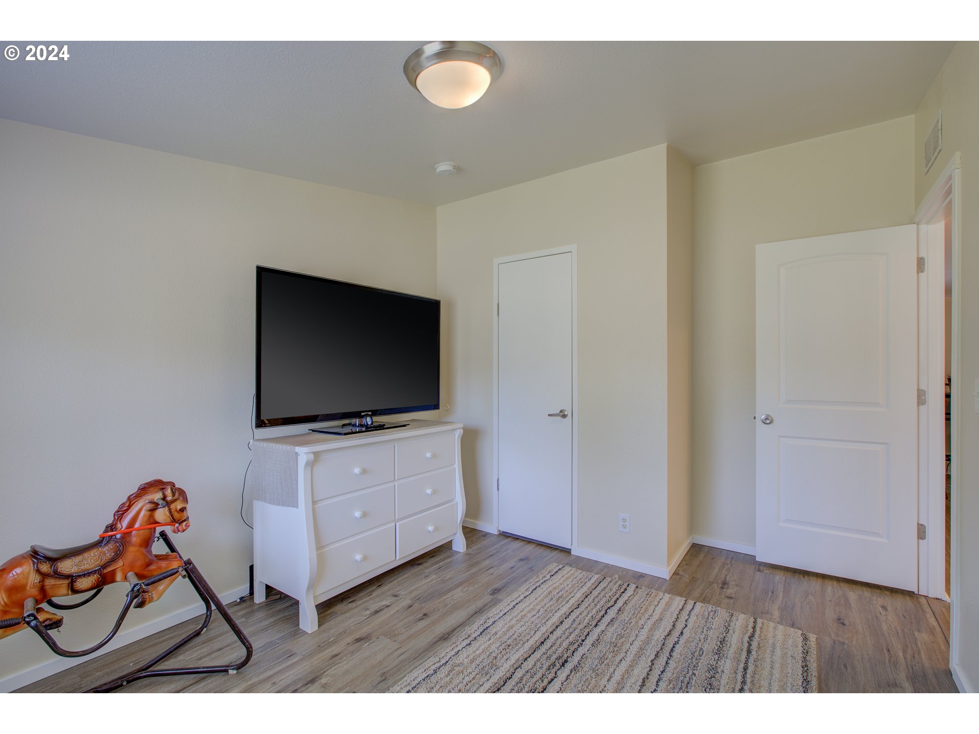 929 Northeast Rifle Range Street Roseburg, OR 97470 - Photo 35 of 48 a living room with furniture and a flat screen tv