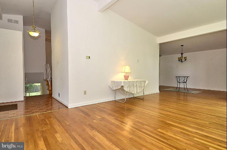 621 Hyde Road Silver Spring, MD 20902 - Photo 2 of 25 Living Room