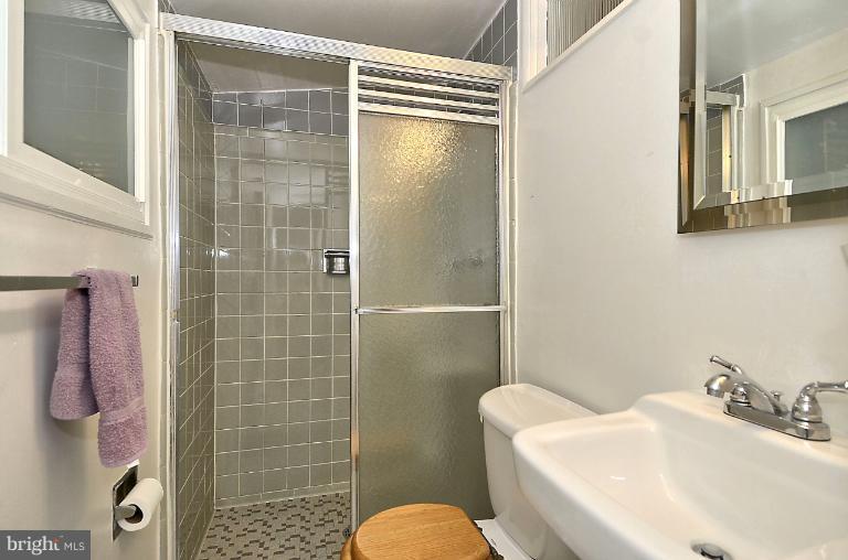 621 Hyde Road Silver Spring, MD 20902 - Photo 15 of 25 Bath (Master)