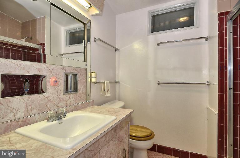 621 Hyde Road Silver Spring, MD 20902 - Photo 22 of 25 Bath