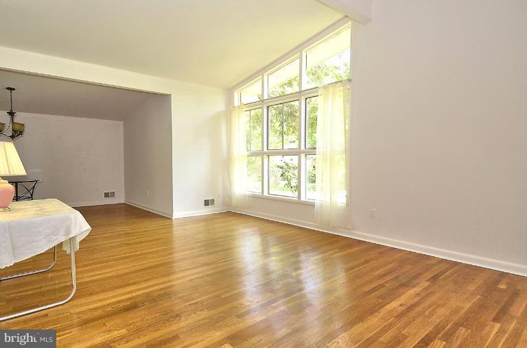 621 Hyde Road Silver Spring, MD 20902 - Photo 8 of 25 Living Room