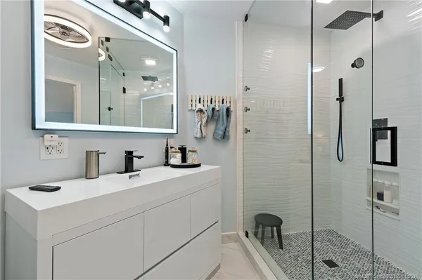 a view of kitchen with washer and dryer