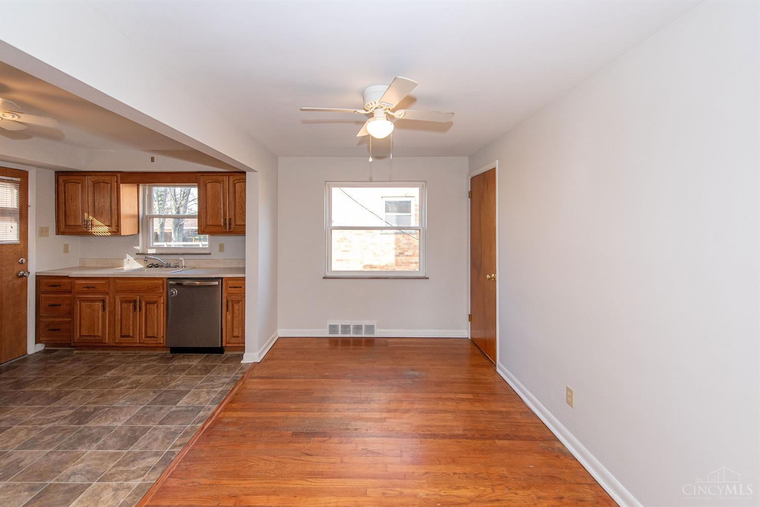 5926 Lawrence Road Cincinnati, OH 45248 - Photo 4 of 46