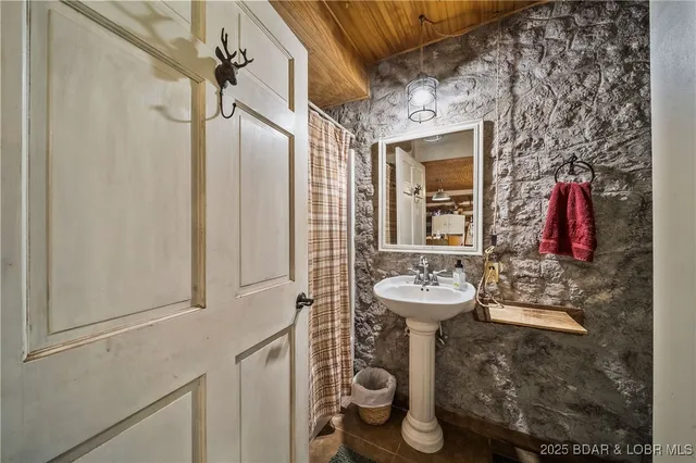 $2,000,000 | 129 Vaughan Road, Eldon, MO 65026