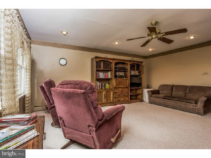 27274 Mt Pleasant Road Columbus, NJ 08022 - Photo 11 of 25 a living room with furniture and kitchen view