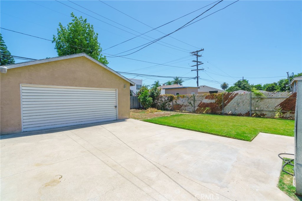 346 West School Street Compton, CA 90220 - Photo 23 of 29 a view of a backyard with plants and large tree