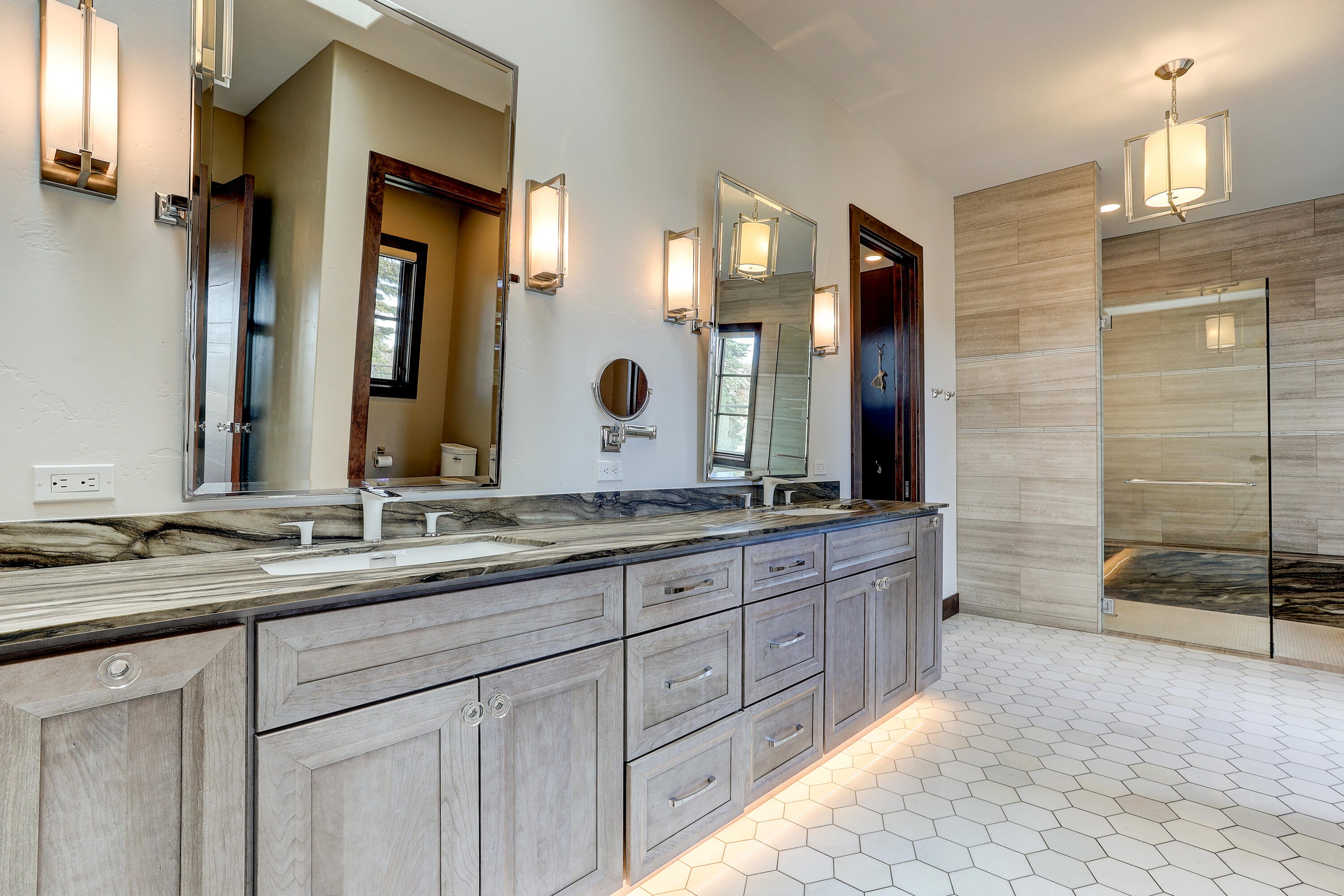 20970 Sholes Road Bend, OR 97702 - Photo 18 of 41 Master Bath with Walk-in Closet