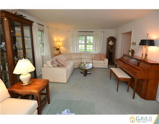 9 Falcon Road East Brunswick, NJ 08816 - Photo 4 of 25 Gallery Image 4