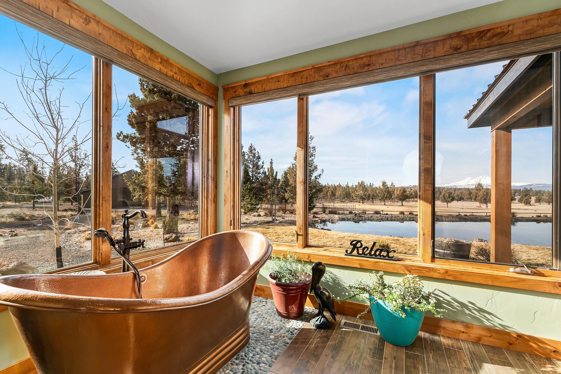 69580 Goodrich Road Sisters, OR 97759 - Photo 20 of 38 Hammered copper soaking tub in master bath