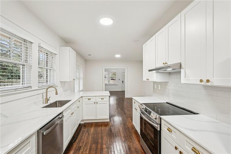 829 Rose Circle Southwest Atlanta, GA 30310 - Photo 11 of 28