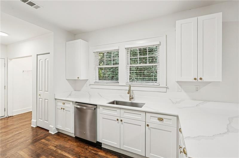 829 Rose Circle Southwest Atlanta, GA 30310 - Photo 8 of 28