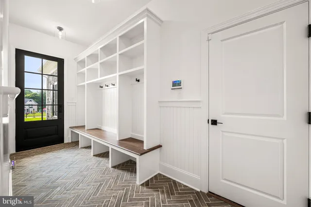 a kitchen that has a lot of cabinets in it