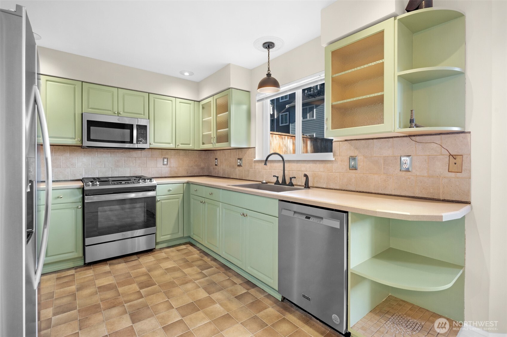 217 112th Street Southwest, Unit B102 Everett, WA 98204 - Photo 6 of 25