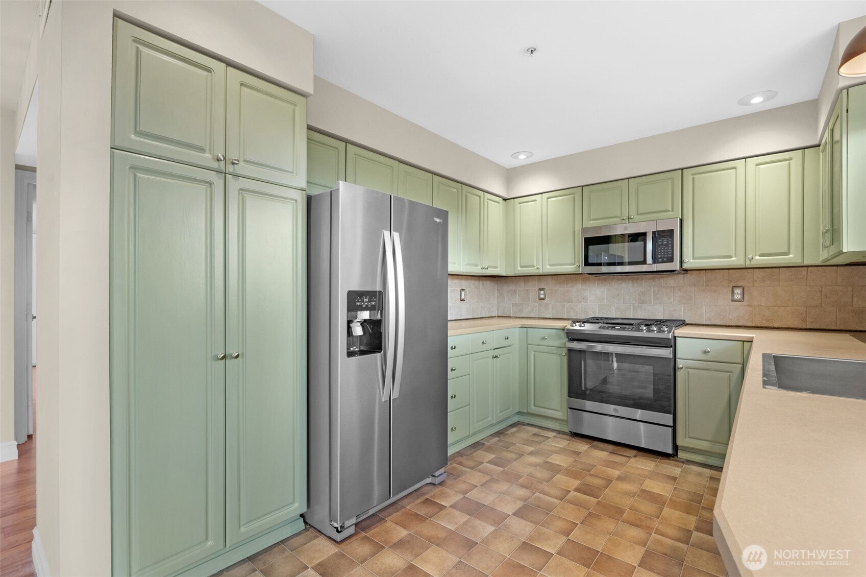 217 112th Street Southwest, Unit B102 Everett, WA 98204 - Photo 7 of 25