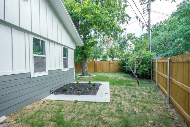 a view of a back yard of the house