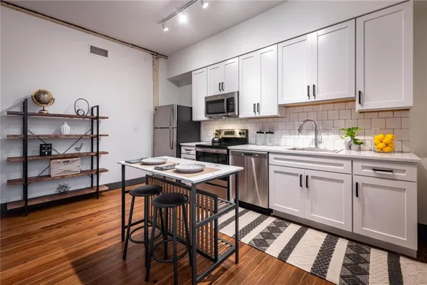 $1,825 | 3060 Dauphine Street, Unit 204, New Orleans, LA 70117