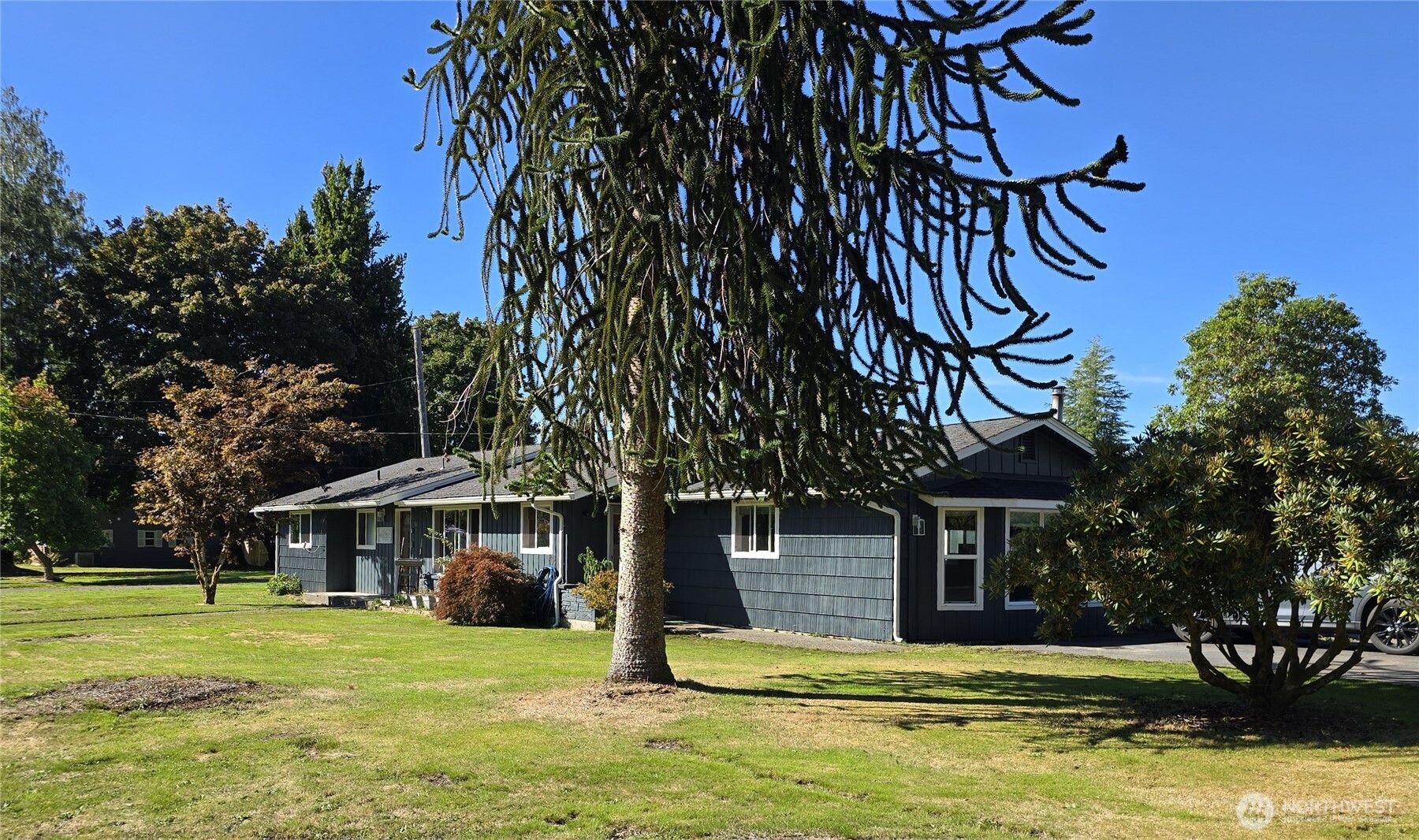 a view of a house with a yard