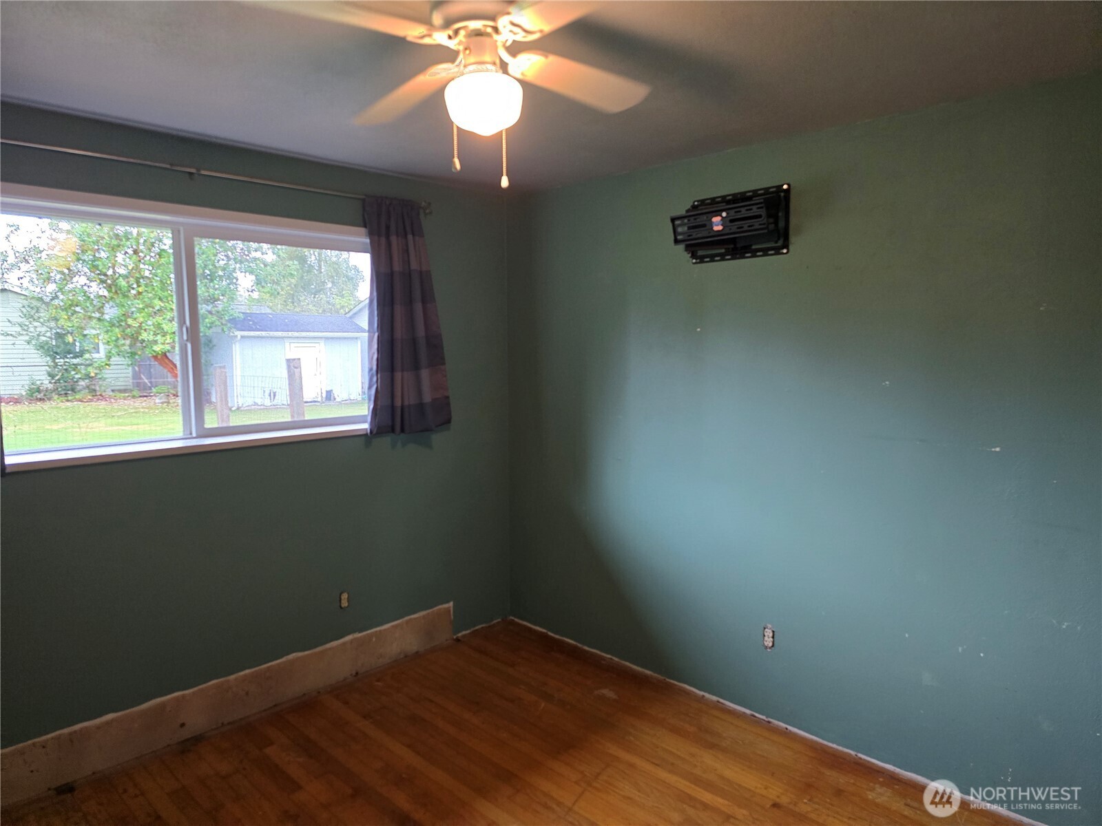 711 F Street Forks, WA 98331 - Photo 14 of 26 an empty room with a window