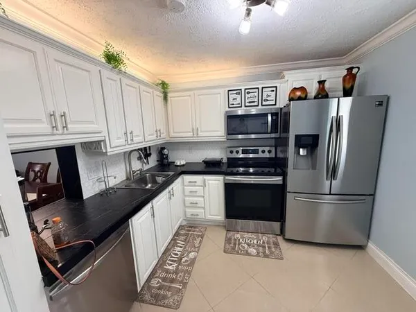 $165,000 | 300 Northeast 26th Avenue, Unit 1030, Boynton Beach, FL 33435