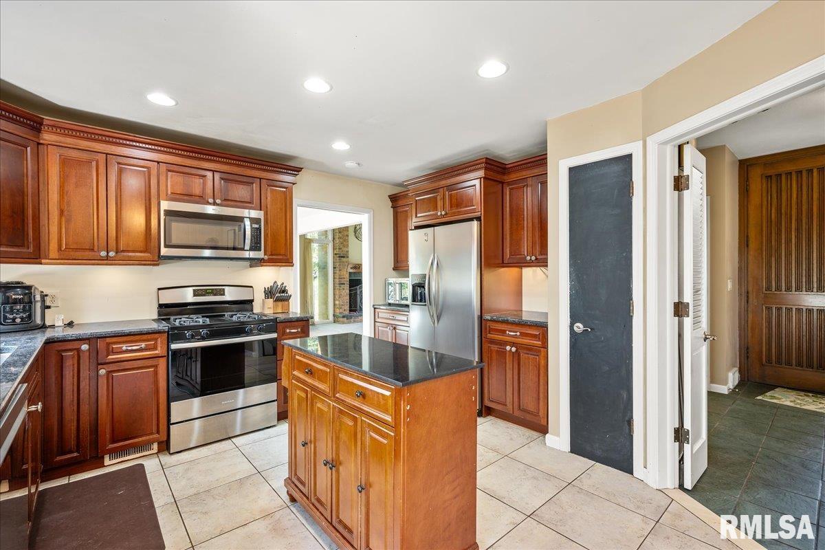 202 West Wolf Road Peoria, IL 61614 - Photo 13 of 39