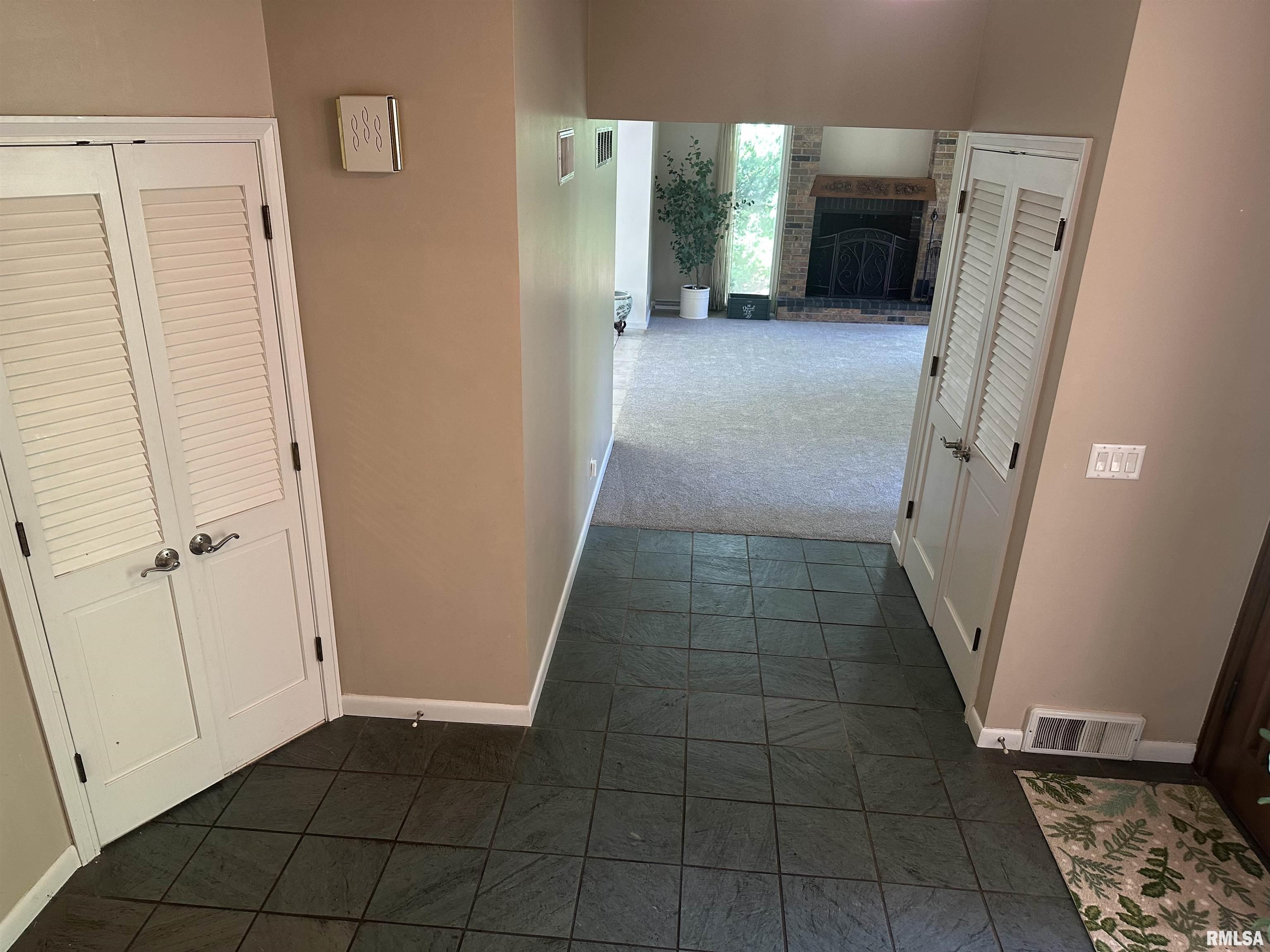 202 West Wolf Road Peoria, IL 61614 - Photo 3 of 39