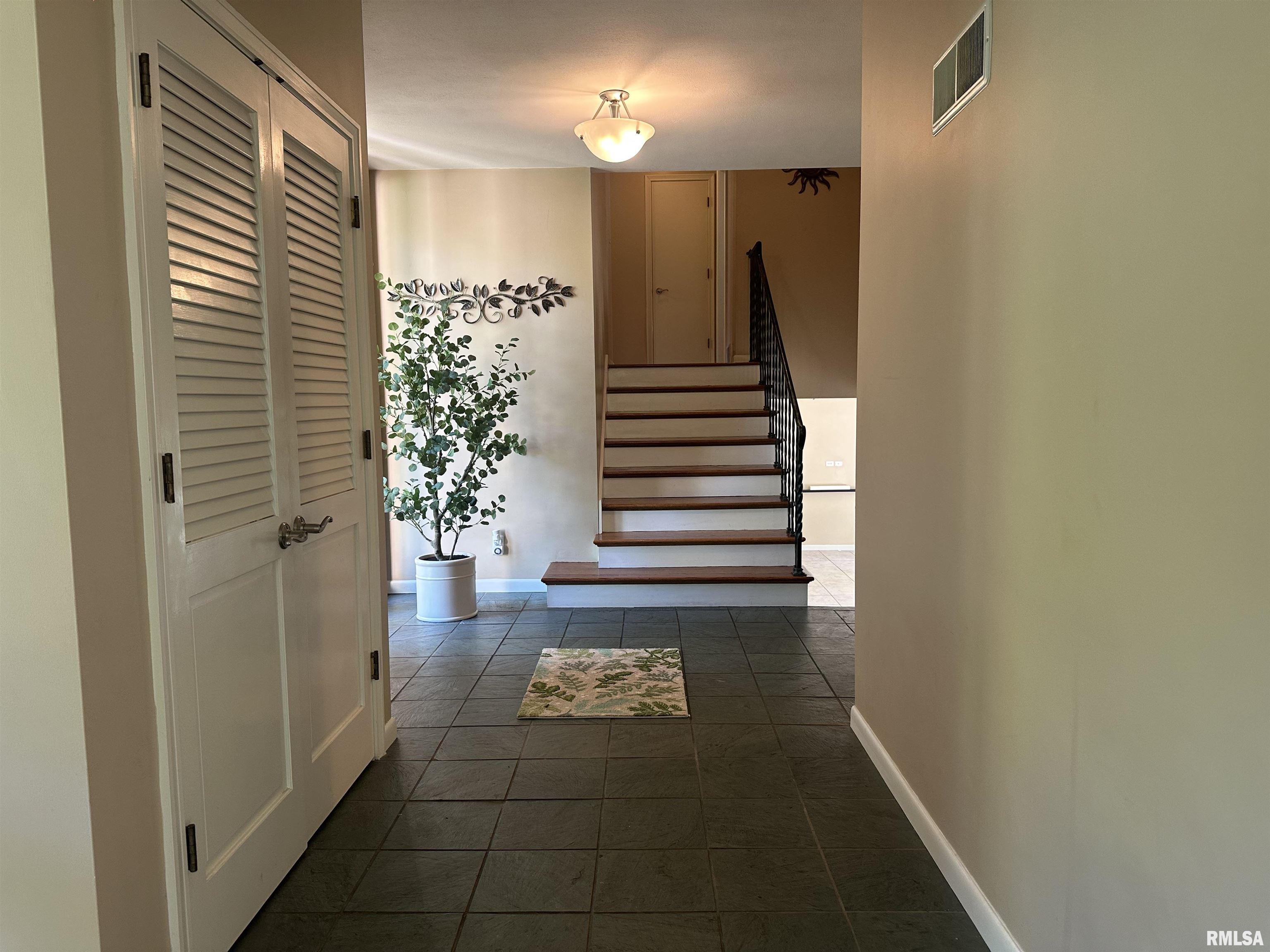 202 West Wolf Road Peoria, IL 61614 - Photo 4 of 39