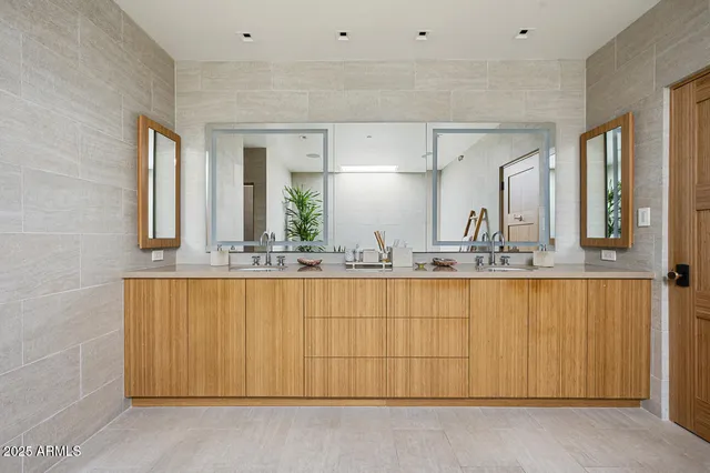 $15,900,000 | 5721 North Casa Blanca Drive, Paradise Valley, AZ 85253