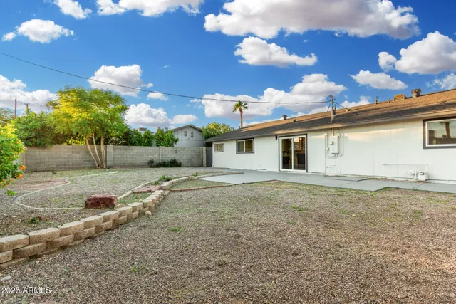 a view of a house with backyard