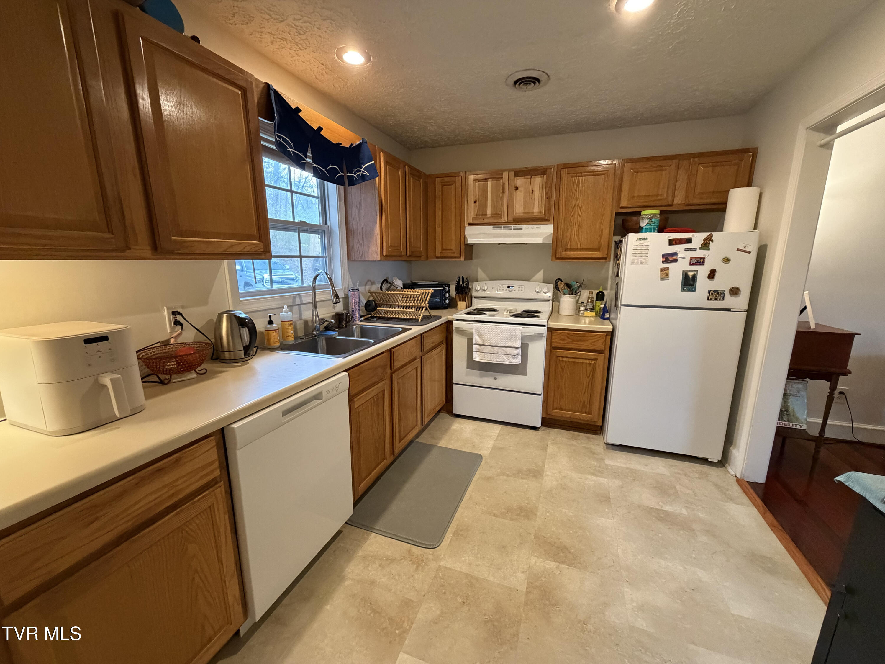 1308 Bell Ridge Road Johnson City, TN 37601 - Photo 8 of 21 9