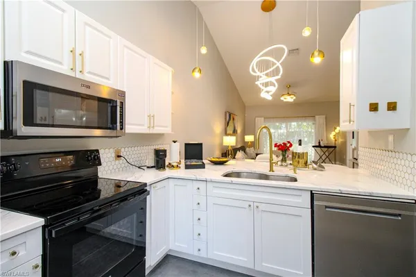 $3,950 | 3540 Avion Woods Court, Unit 402, Naples, FL 34104