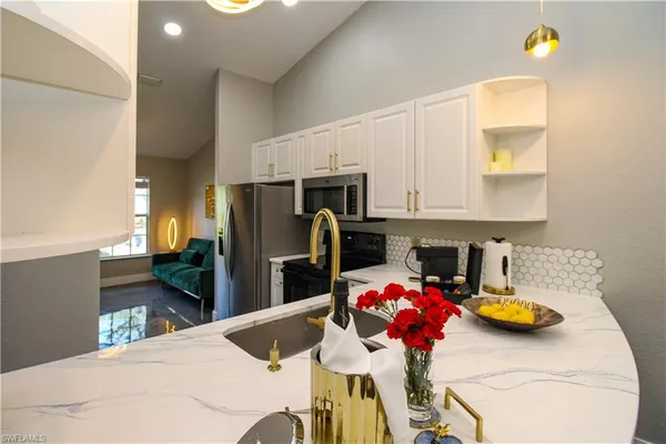 $3,950 | 3540 Avion Woods Court, Unit 402, Naples, FL 34104