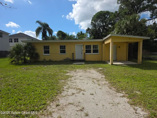 a view of a house with a yard