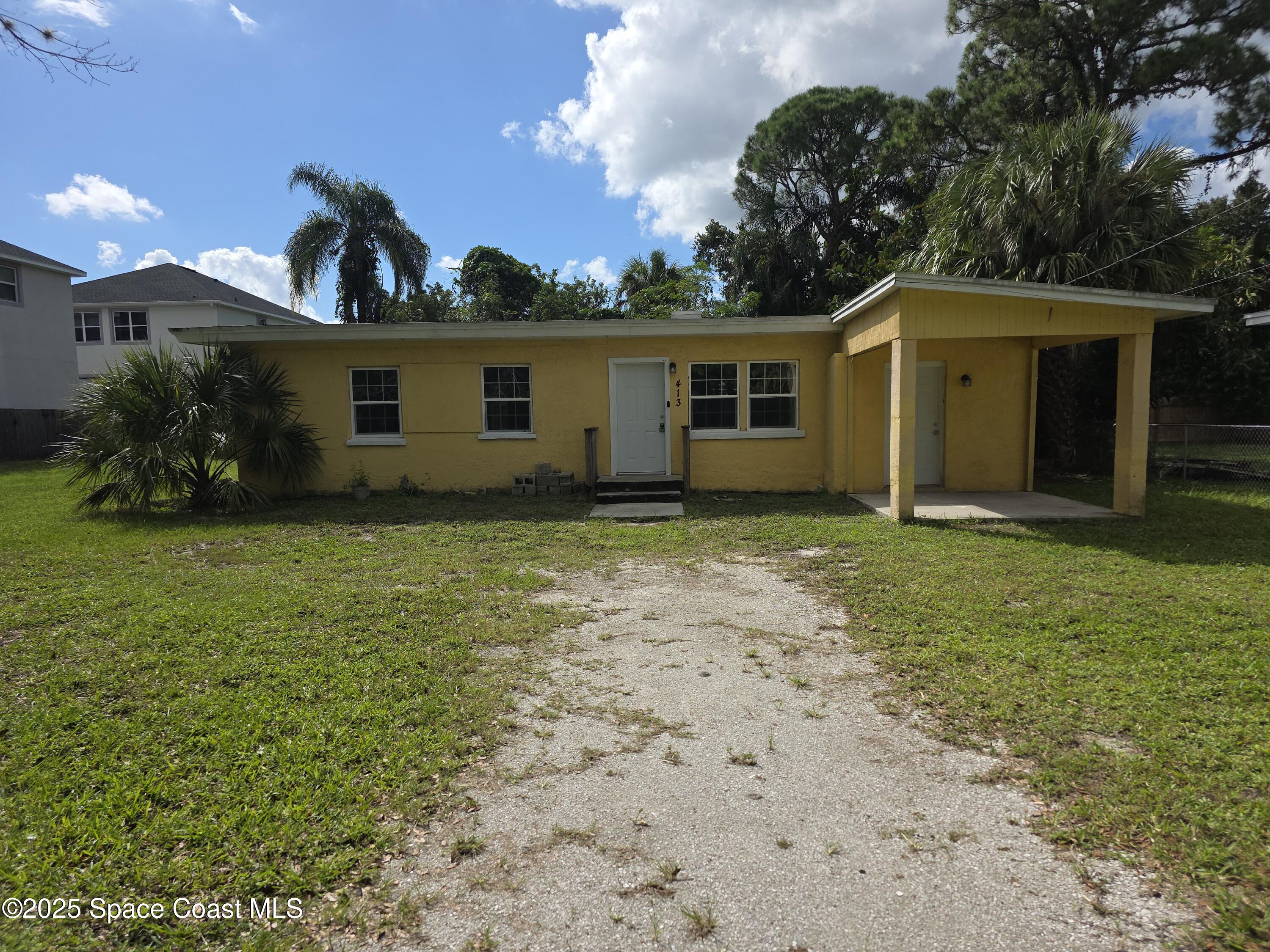a view of a house with a yard