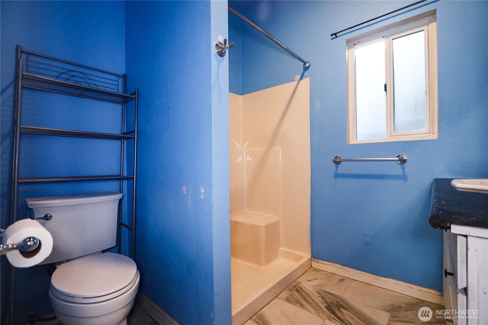 912 Ramer Avenue Hoquiam, WA 98550 - Photo 15 of 20 a bathroom with a toilet and a shower curtain