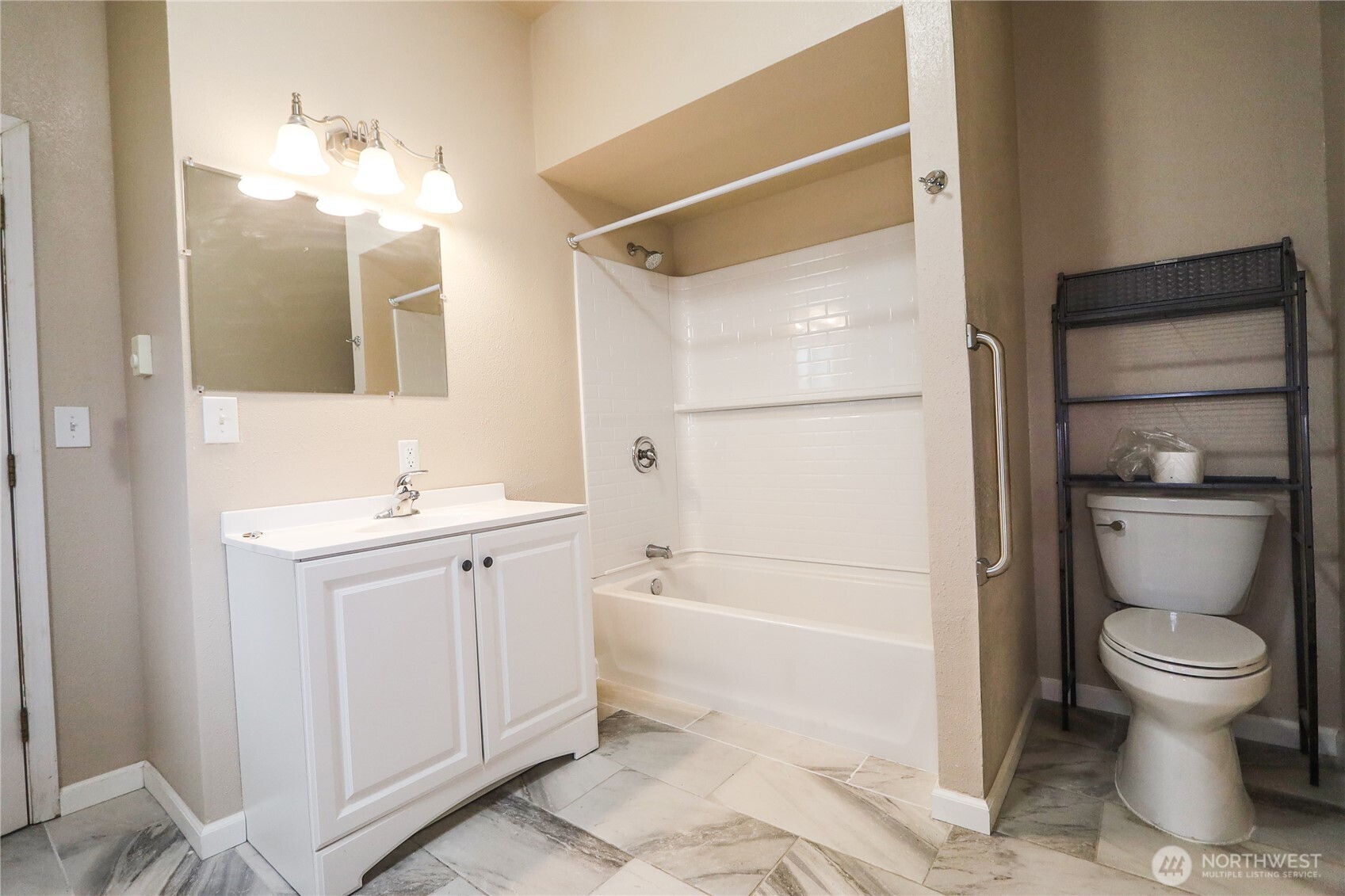 912 Ramer Avenue Hoquiam, WA 98550 - Photo 10 of 20 a bathroom with a toilet sink and shower