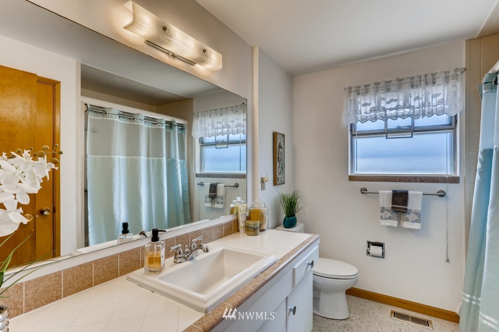 3828 46th Avenue Southwest Seattle, WA 98116 - Photo 17 of 29