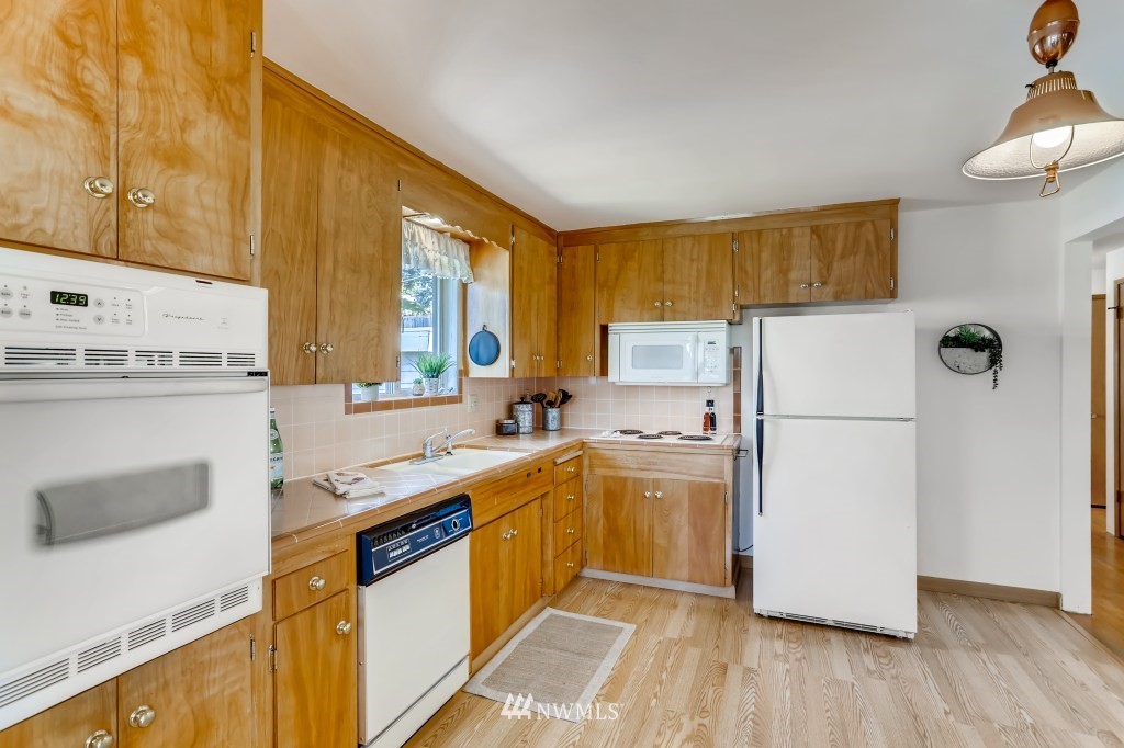 3828 46th Avenue Southwest Seattle, WA 98116 - Photo 8 of 29