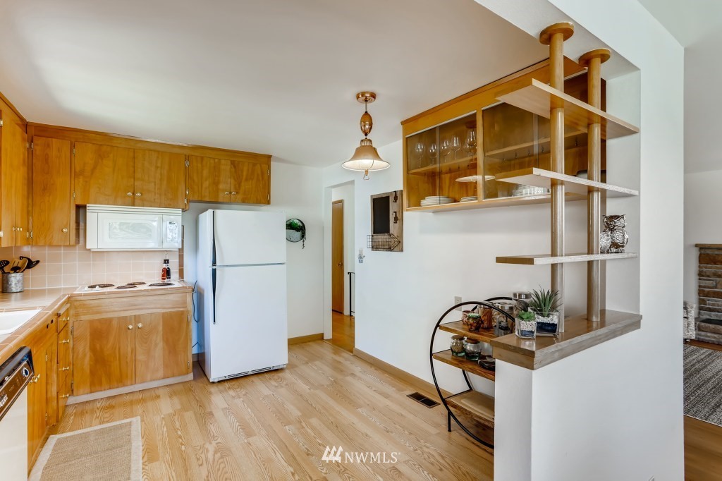 3828 46th Avenue Southwest Seattle, WA 98116 - Photo 9 of 29