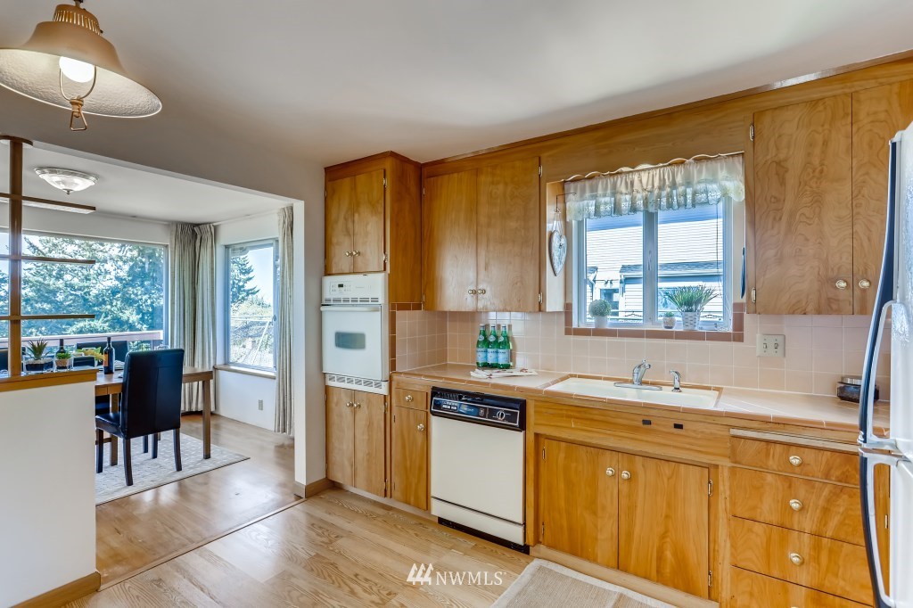 3828 46th Avenue Southwest Seattle, WA 98116 - Photo 10 of 29