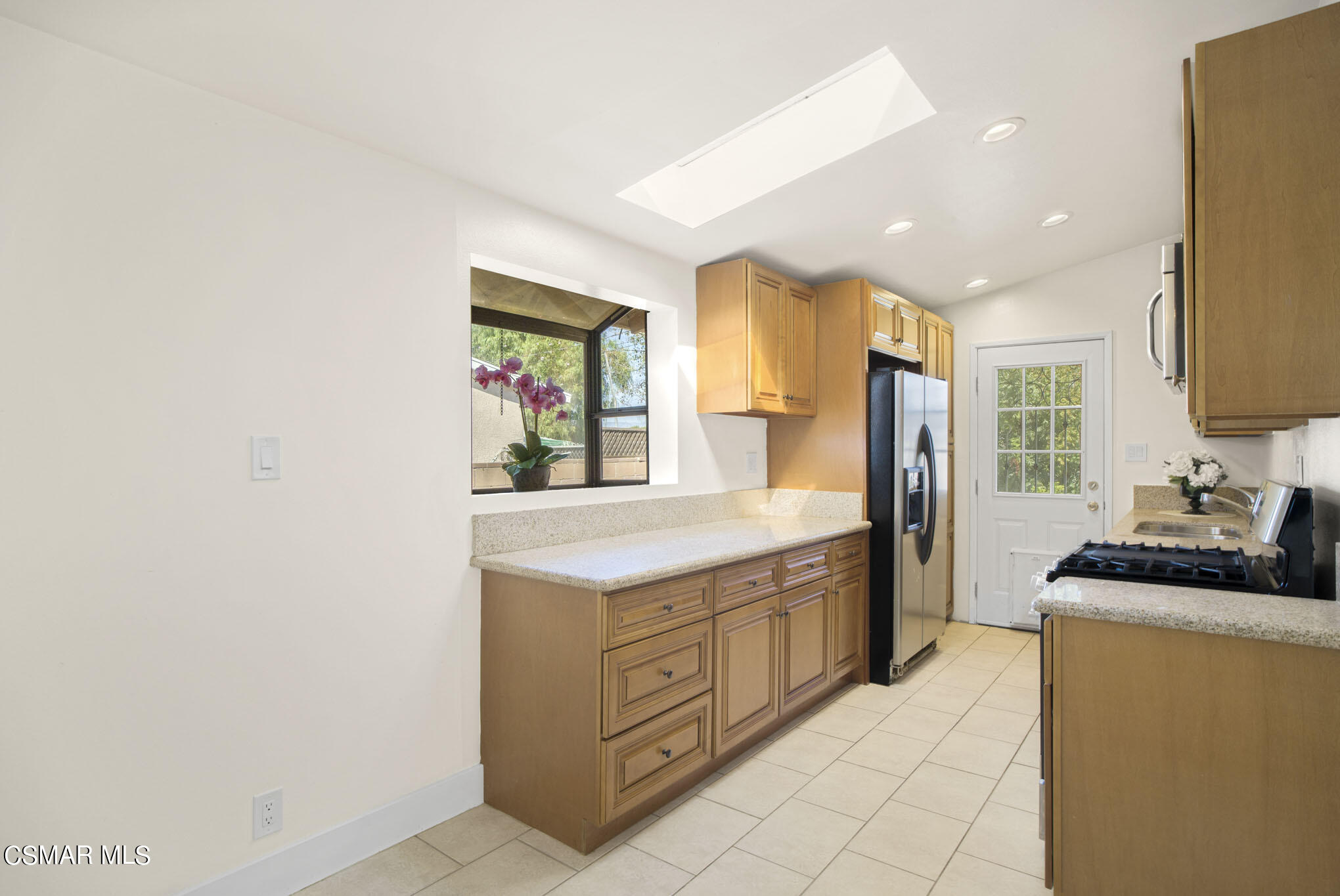 745 Royal Avenue Simi Valley, CA 93065 - Photo 11 of 42 Granite Counters